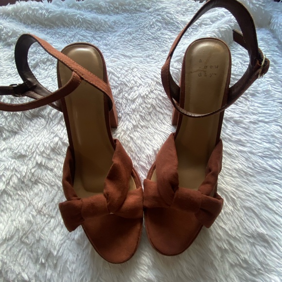 A new day Elegant Brown Platform Sandals - Picture 2 of 6